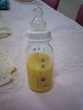 黄色みを帯びた初乳母乳